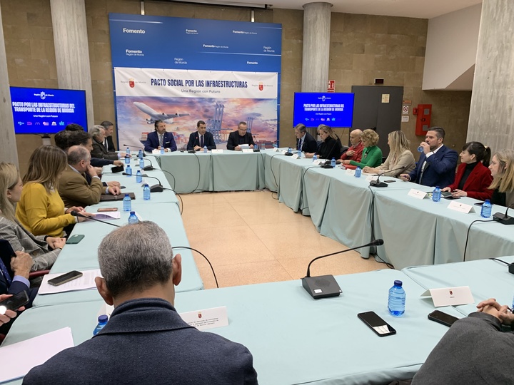 El consejero de Fomento e Infraestructuras, José Ramón Díez de Revenga, durante la reunión del Comité técnico del Pacto Social por las Infraestructuras de la Región de Murcia (2 de 3)