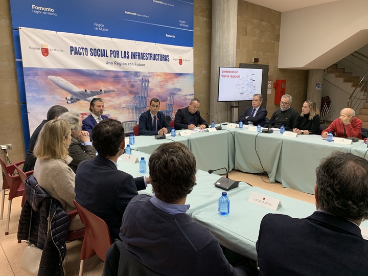 El consejero de Fomento e Infraestructuras, José Ramón Díez de Revenga, durante la reunión del Comité técnico del Pacto Social por las Infraestructuras de la Región de Murcia (3 de 3)