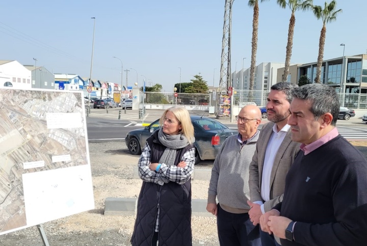 El consejero Antonio Luengo y el alcalde de Alcantarilla, Joaquín Buendía, durante su visita a las obras realizadas en el Polígono Industrial Oeste.