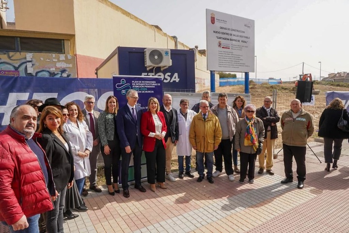 El consejero de Salud, Juan José Pedreño, visita las obras de ampliación del centro de salud del Barrio de Peral.