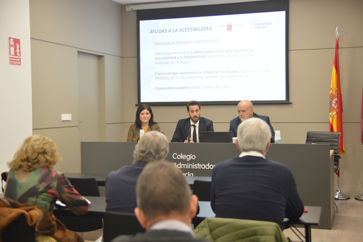 El director general de Vivienda, José Francisco Lajara, presenta las ayudas de mejora de accesibilidad para viviendas de la estrategia 'Haciendo Hogar' en el Colegio de Administradores de Fincas de la Región de Murcia (1)