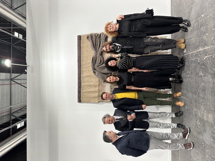 El secretario general de la Consejería de Presidencia, Turismo, Cultura, Juventud, Deportes y Portavocía, Juan Antonio Lorca; Nacho Ruiz; el director del ICA, Manuel Cebrián; Carolina Parra, y los artistas Sonia Navarro, FOD y María Carbonell.