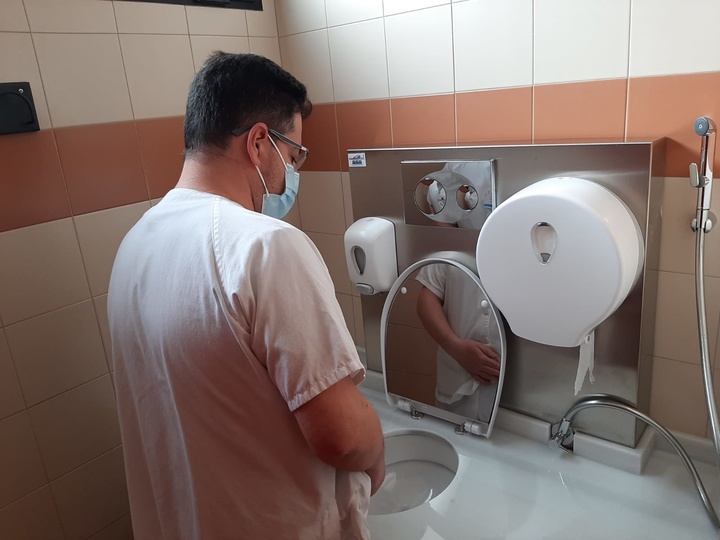 Baño adaptado para pacientes ostomizados en el hospital de Lorca