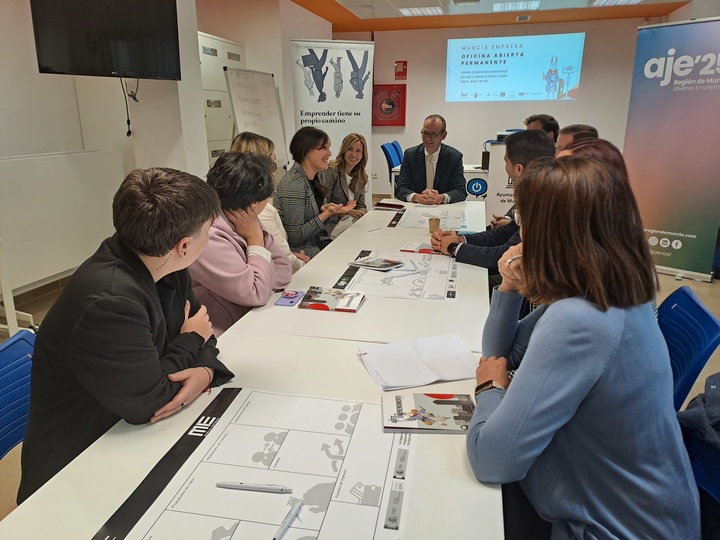 El consejero de Educación, Formación Profesional y Empleo, Víctor Marín, visitó la sede de AJE y se reunió con emprendedores.
