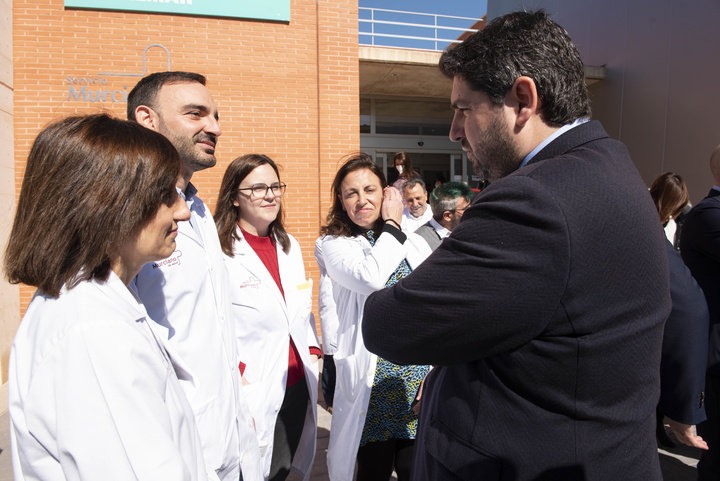 López Miras, durante su visita al centro de salud mental para la infancia y la adolescencia de El Palmar (3)