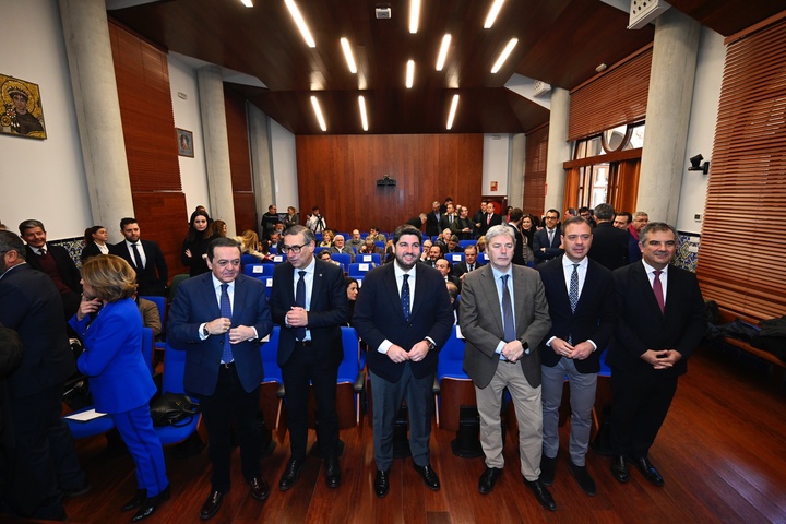 López Miras, durante el foro 'En Futuro: Región de Murcia', organizado por el diario La Verdad (2)