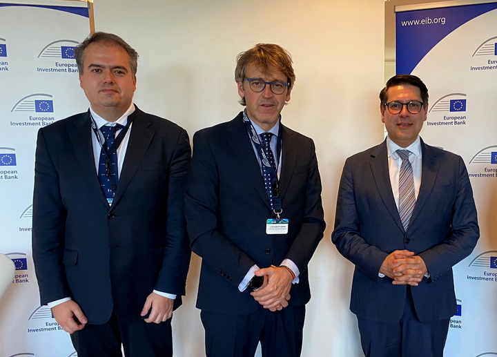 La delegación regional, encabezada por el consejero de Economía, Hacienda, Fondos Europeos y Administración Digital, Luis Alberto Marín, junto con el vicepresidente del BEI, Ricardo Mourinho (a la derecha de la imagen)