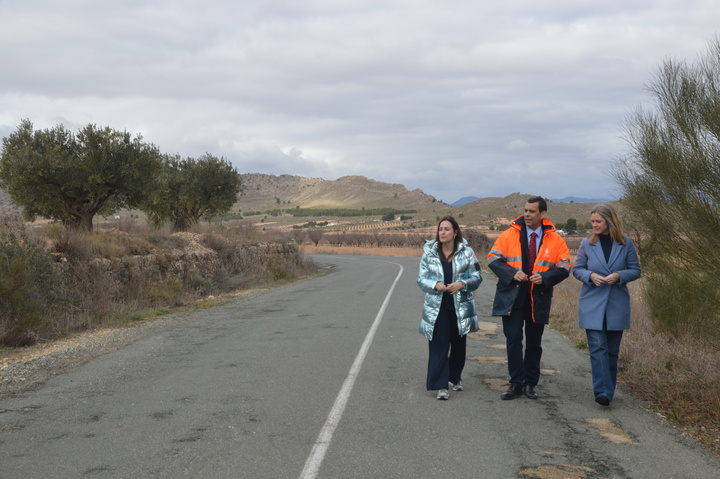 El consejero de Fomento e Infraestructuras, José Ramón Díez de Revenga, junto con la alcaldesa de Yecla, María Remedios Lajara, y la directora de Carreteras, María Casajús, presenta las obras de mejora de la carretera de El Portichuelo (RM-A27) enmarcadas en la estrategia 'Más Cerca' (1)