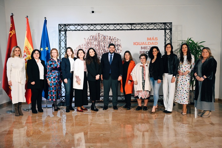 López Miras mantiene un encuentro en el Palacio de San Esteban con doce mujeres de diversos ámbitos sociales, con motivo del Día Internacional de la Mujer (3)