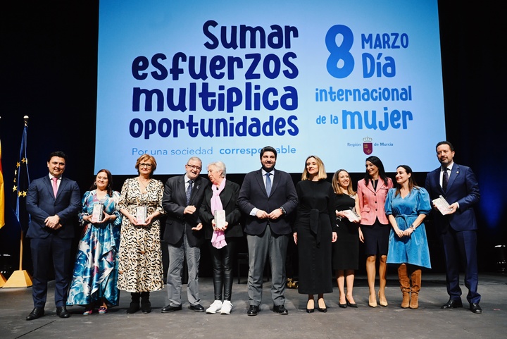 El Auditorio Víctor Villegas ha acogido el acto de entrega de los Premios 8 de Marzo de la Comunidad