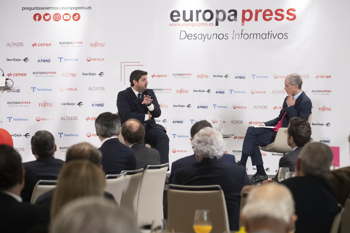 López Miras, durante el desayuno informativo de la agencia de noticias Europa Press (2)