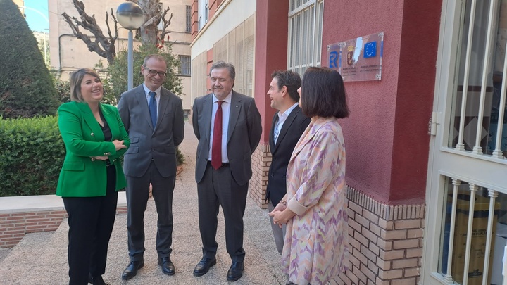 El consejero Víctor Marín durante su visita al CIFP Carlos III de Cartagena (2).