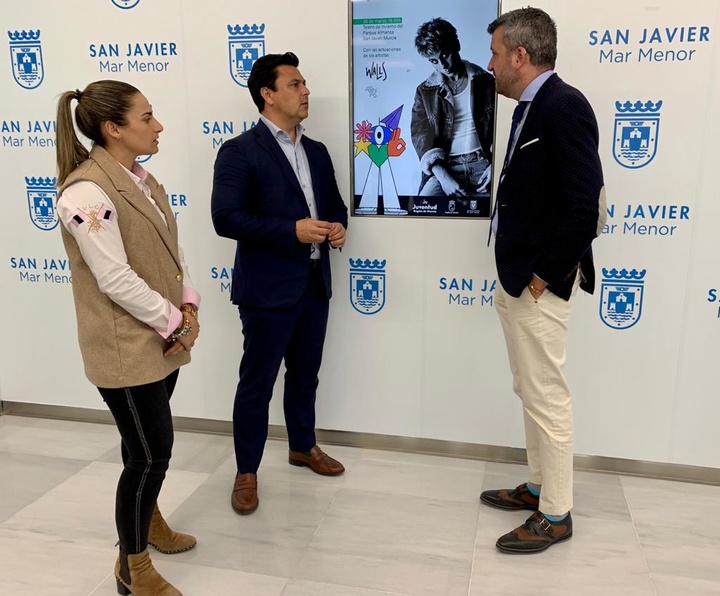 El director general de Juventud, José Manuel López, el alcalde de San Javier, José Miguel Luengo, y la concejala de Juventud, Isabel Madrid, esta...