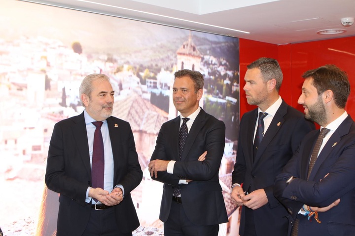 El consejero de Turespaña en Roma, Gonzalo Ceballos, el consejero de Presidencia, Turismo, Cultura, Juventud, Deportes y Portavocía, Marcos Ortuño, el alcalde de Caravaca de la Cruz, José Francisco García, y el director del Itrem, Juan Francisco Martínez, en la Oficina de Turismo de Turespaña donde ya se exhibe el Año Jubilar.