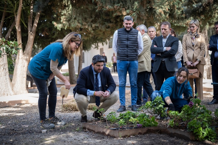 López Miras visita el Centro Integrado de Formación y Experiencias Agrarias de Torre Pacheco (2)