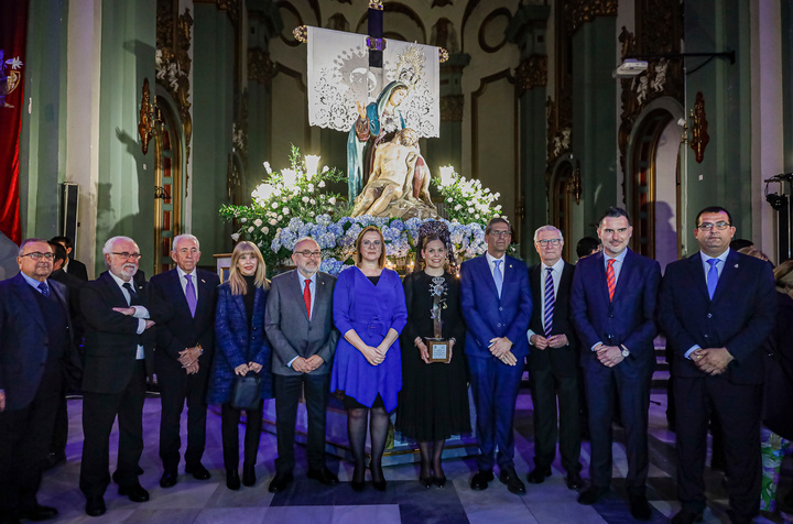 Isabel Franco entrega el primer premio del IX Concurso Nacional de Saetas de Cartagena a la cantaora María Ángeles Cruzado (1)