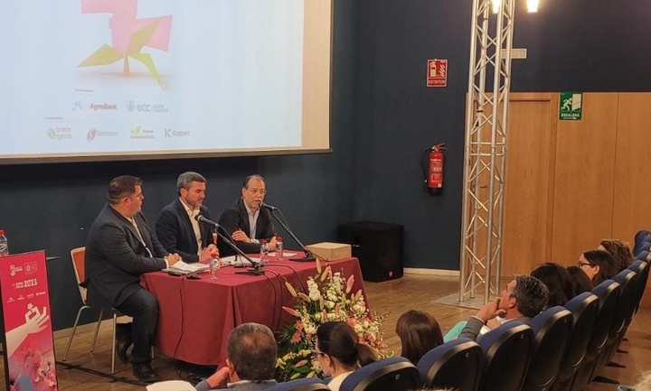 El consejero de Agricultura destaca en la Agrojornada en Floración 2023 la necesidad de crear certidumbre sobre la disposición de agua