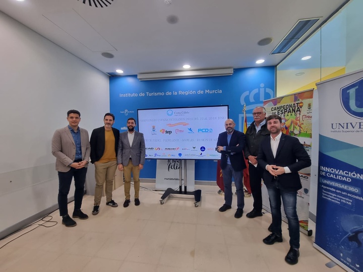 El director del Itrem, Juan Francisco Martínez, el director general de Deportes, Francisco Javier Sánchez, y el Concejal de Deportes del Ayuntamiento de Águilas, José Andrés Torres, junto a organizadores del campeonato.