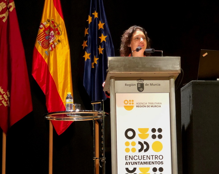 La secretaria general de la Consejería de Economía, Hacienda, Fondos Europeos y Administración Digital, Sonia Carrillo, presidió esta semana un encuentro con ayuntamientos para presentar la memoria de la Agencia Tributaria de la Región.