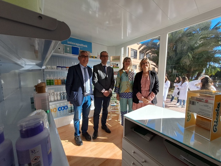 El consejero de Educación visita la farmacia sostenible del IES Ramón y Cajal de Murcia
