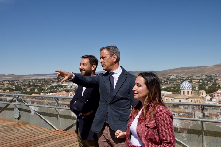 El consejero de Presidencia, Turismo, Cultura, Juventud, Deportes y Portavocía, Marcos Ortuño, acompañado por la alcaldesa de Yecla, Remedios Lajara, y el director del Itrem, Juan Francisco Martínez, desde el mirador La Molineta.