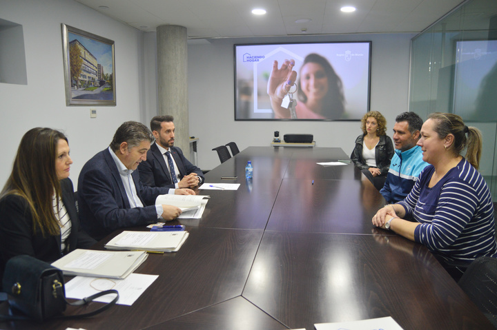 El director general de Vivienda, José Francisco Lajara, durante la firma de cesión de vivienda social a una de las familias beneficiarias (2 de 2)