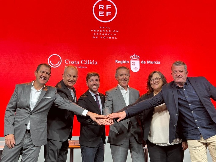 El director general de Deportes, Francisco Javier Sánchez, y el presidente del Comité Nacional de Fútbol Sala, José Miguel Monje, junto con los representantes de ElPozo Murcia Costa Cálida, del Jimbee Cartagena, del Stv Roldán y de La Boca Te Lia Futsal Alcantarilla, tras dar a conocer el acuerdo.