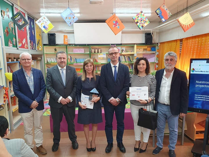 El consejero de Educación, Formación Profesional y Empleo, Víctor Marín, entregó el premio  'Gil Sáez Pacheco al CEIP Santa María de Gracia de Murcia y un una mención especial al centro concertado Miralmonte, de Cartagena.
