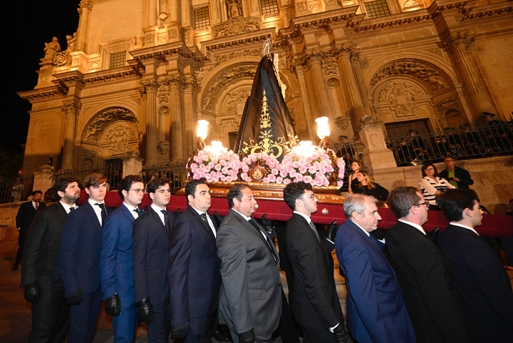 El presidente de la Comunidad, Fernando López Miras, asistió anoche a la misa en honor a la Virgen de la Soledad, titular de la Hermandad de la Curia-Paso Negro, y a la posterior procesión por el casco antiguo de Lorca.