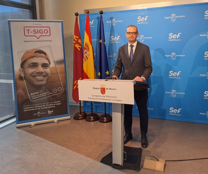 El consejero de Educación, Formación Profesional y Empleo, Víctor Marín, presentó el programa T-Sigo para jóvenes menores de 24 años que dejaron los estudios.