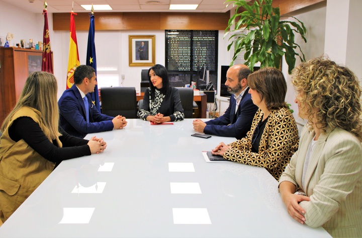 Reunión con representantes de la Fundación Junior Achievement