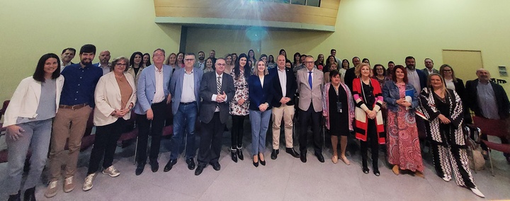 La consejera de Política Social, Familias e Igualdad, Conchita Ruiz Caballero, con los representantes de las 30 entidades firmantes.