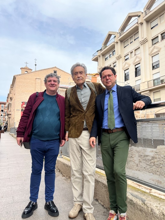 El promotor teatral Nacho Vilar (i), el pintor Pedro Cano (C), y el director del ICA, Manuel Cebrián (d), tras la reunión que mantuvieron recient...