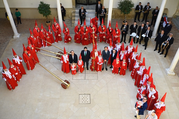 López Miras recibe a la Archicofradía de la Sangre/1