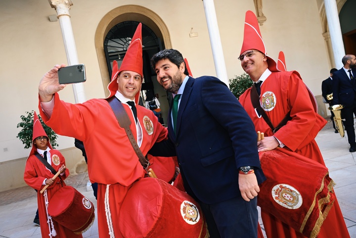 López Miras recibe a la Archicofradía de la Sangre/2