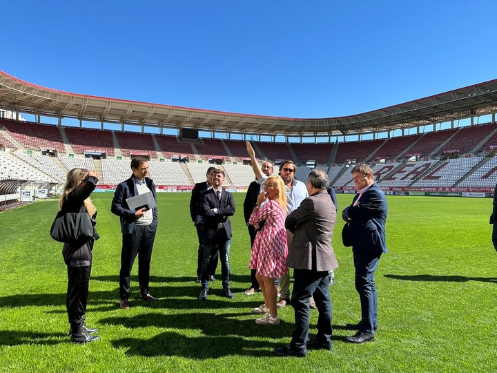 Visita de la delegación técnica al estadio Enrique Roca de Murcia.