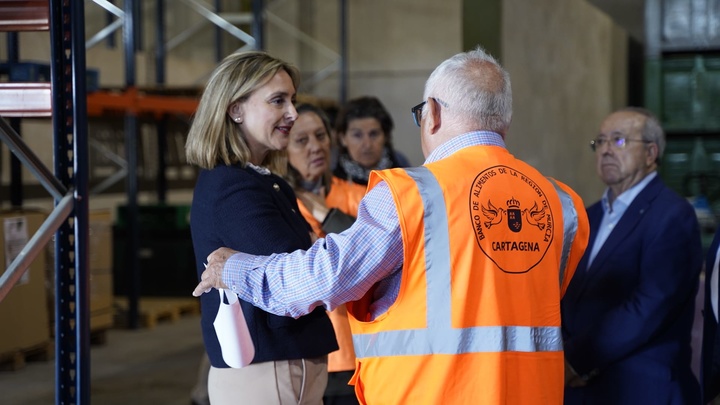 La consejera de Política Social visita el Banco de Alimentos de Cartagena