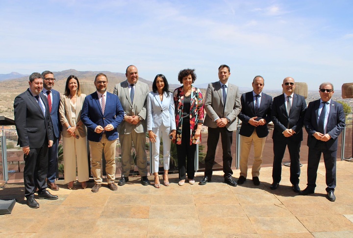 La consejera de Empresa, Economía Social y Autónomos, Valle Miguélez, junto con los asistentes al acto organizado por la Cámara de Comercio de Lorca