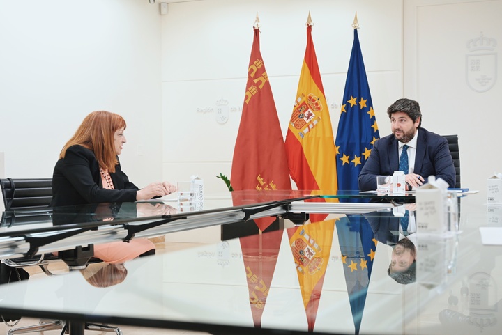 El presidente del Ejecutivo regional, Fernando López Miras, ha mantenido un encuentro en el Palacio de San Esteban con la presidenta del Sindicato Médico de la Región de Murcia CESM, María José Campillo