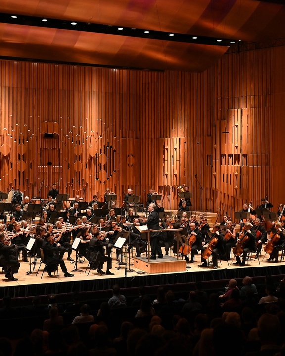 El director Sakari Oramo, al frente de la orquesta de la BBC, en una imagen de archivo.