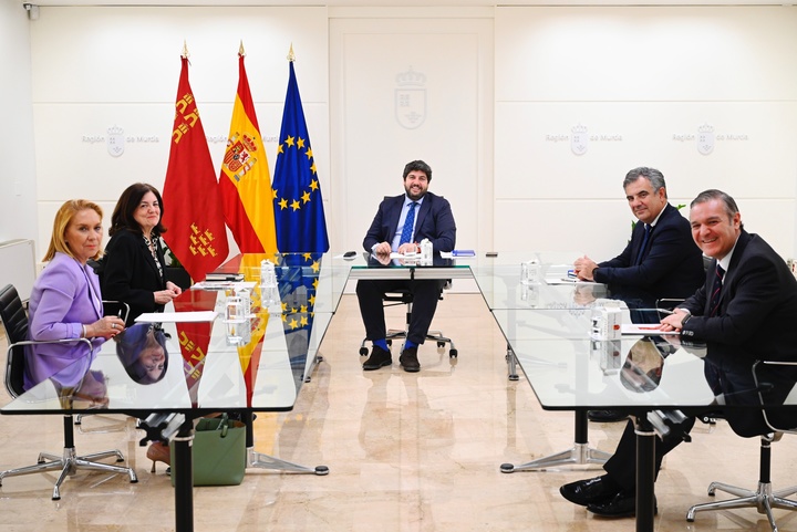 Reunión de López Miras con la presidenta de la Universidad Católica San Antonio de Murcia (UCAM)