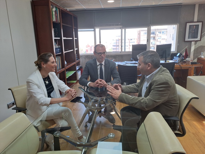 El consejero de Educación, Formación Profesional y Empleo, Víctor Marín, mantuvo un encuentro con el presidente del Comité de Empresa Docente, Diego Romera, tras la celebración de la reunión del comité.