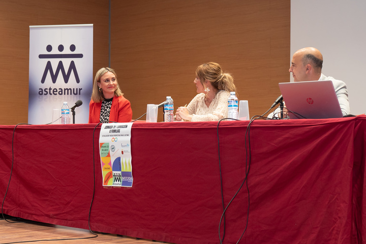 La consejera de Política Social, Familias e Igualdad participa en la inauguración de las I Jornadas para familias sobre autismo de Asteamur