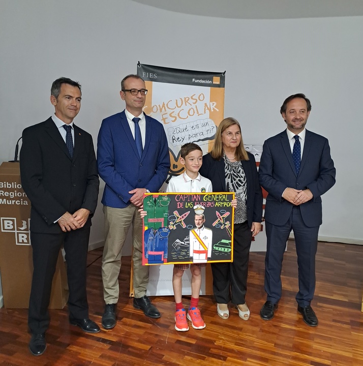 El consejero Víctor Marín junto al alumno premiado en el concurso ¿Qué es un rey para ti?, Miguel Zapata del colegio San Pedro Apóstol (San Pedro del Pinatar).