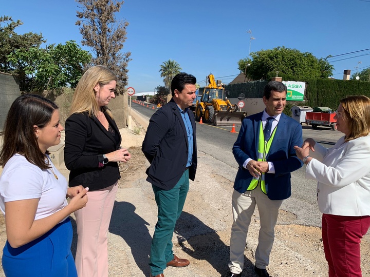 El consejero de Fomento e Infraestructuras, José Ramón Díez de Revenga, junto con la alcaldesa de San Pedro del Pinatar, Visitación Martínez, y el alcalde de San Javier, José Miguel Luengo, durante su visita a las obras (2 de 2)