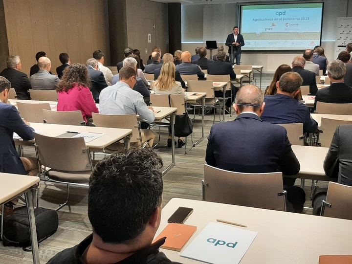 El consejero de Agricultura recuerda que la Región es "una potencia europea en producción agrícola y la comunidad más eficiente en consumo de agua"