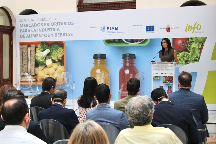La consejera de Empresa, Economía Social y Autónomos, Valle Miguélez, durante la jornada celebrada en el Casino de Murcia