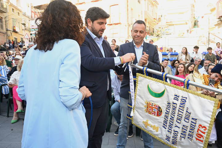 López Miras asiste a las fiestas en honor a la Santísima Cruz y al Desfile-Parada de Moros y Cristianos de Abanilla (1)