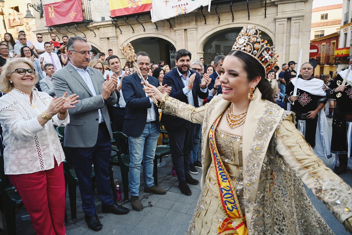 López Miras asiste a las fiestas en honor a la Santísima Cruz y al Desfile-Parada de Moros y Cristianos de Abanilla (2)