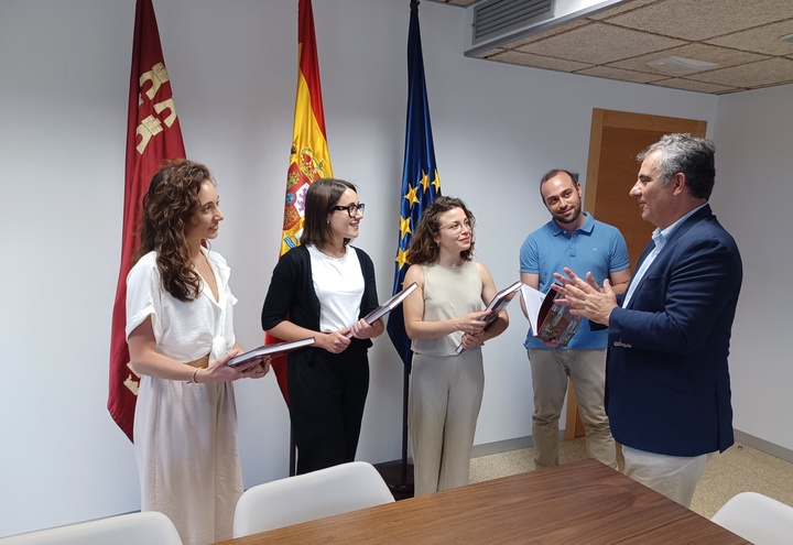 El consejero de Medio Ambiente, Mar Menor, Universidades e Investigación, Juan María Vázquez, recibe a los investigadores del proyecto TRUST.